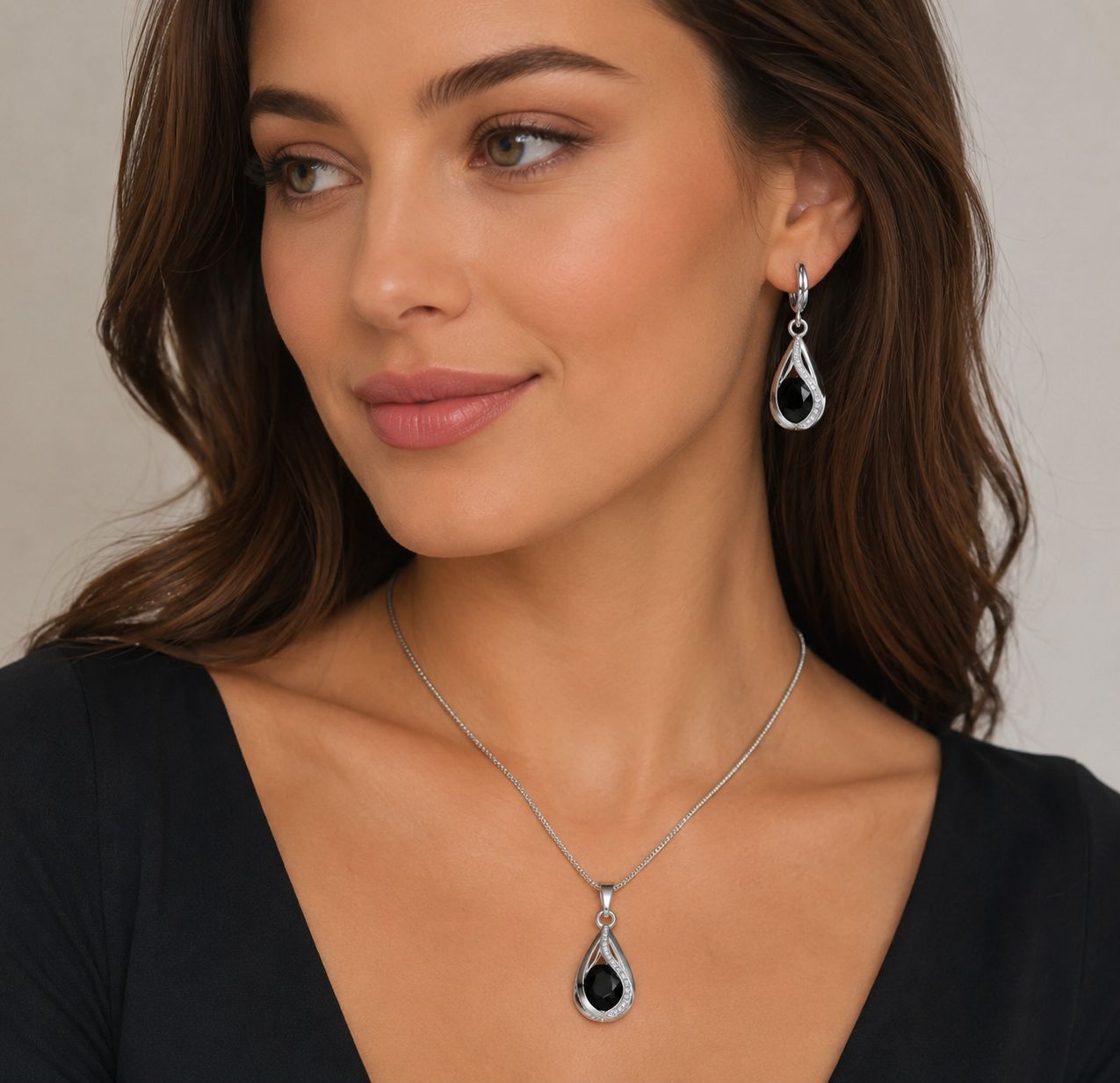 Zestaw biżuterii Elegance Black – naszyjnik i kolczyki - obrazek 4